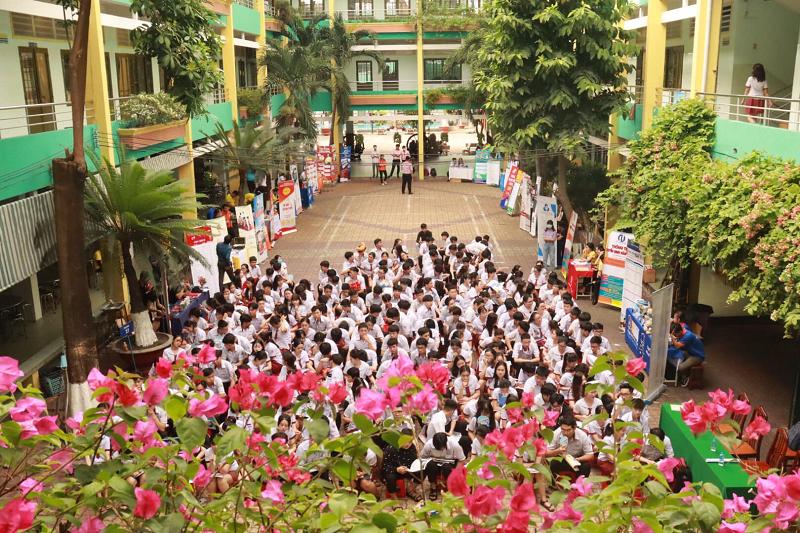 Nên học bán trú hay nội trú?