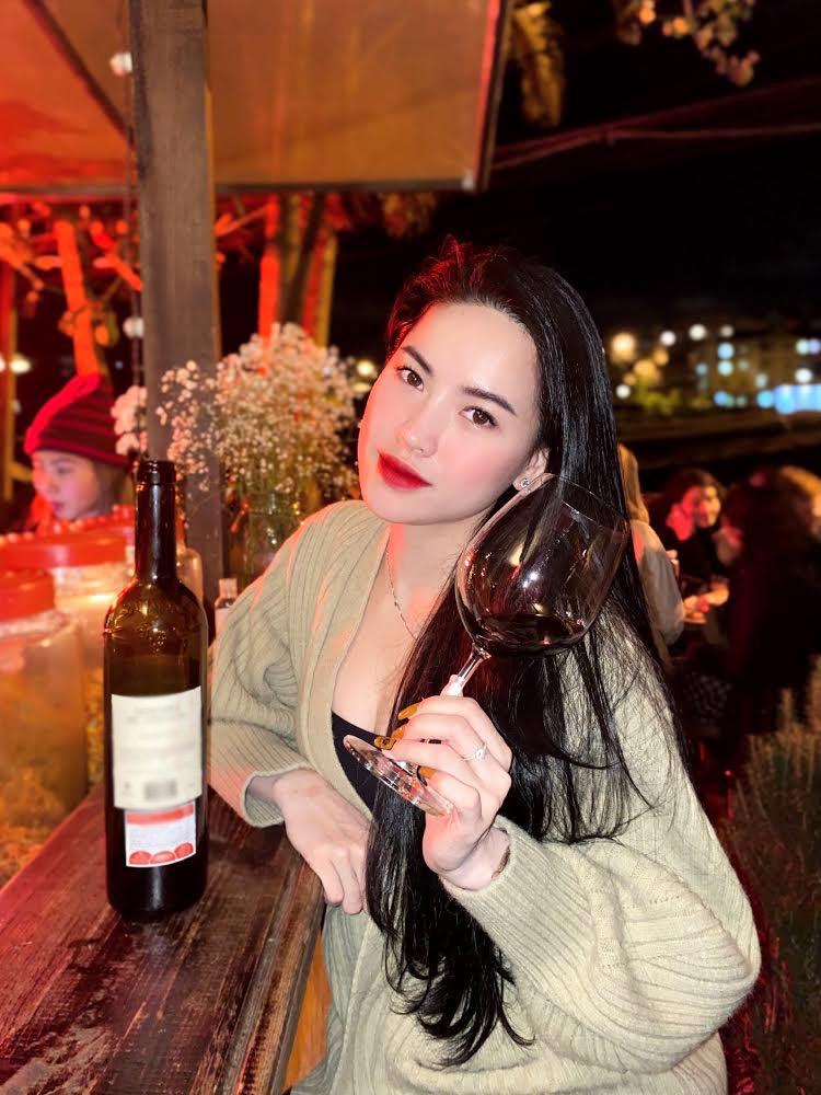 Youtuber Võ Hà Linh gây ấn tượng vì phong cách review độc đáo