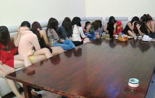 Kiểm tra karaoke, phát hiện nữ sinh mặc bikini tiếp khách