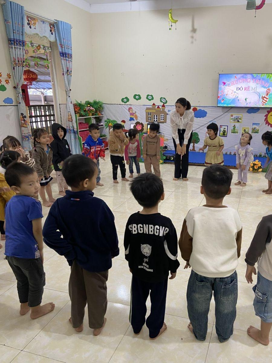 Dạy hát “Cháu yêu cô chú công nhân” lớp 4 - 5 tuổi trường Mầm non Nga My